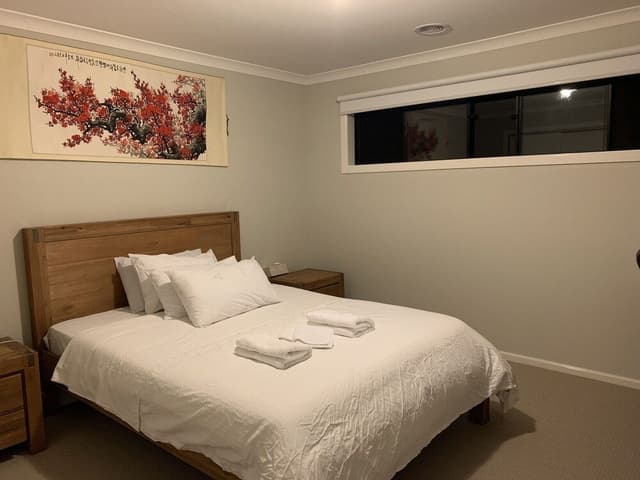 Standard Queen Room with shared bathroom 7