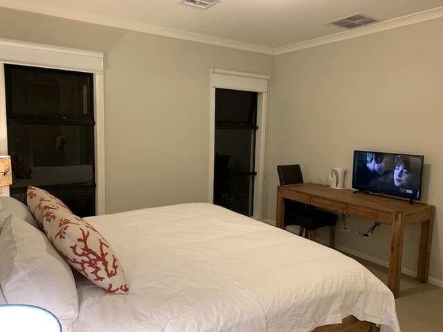 Standard King Room with shower 9