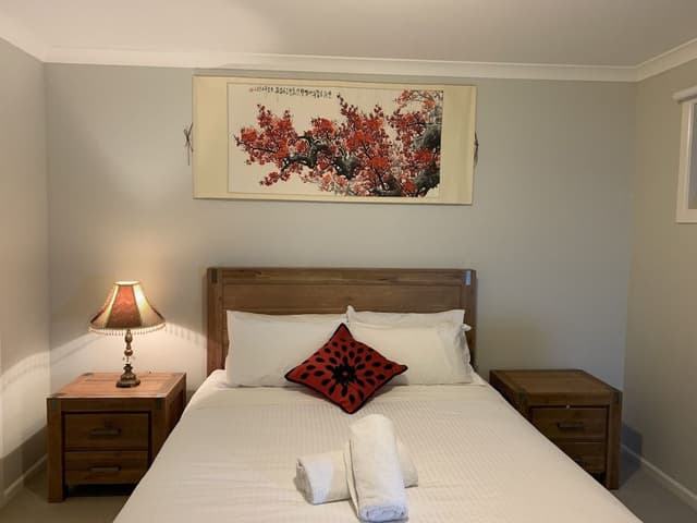 Standard Queen Room with shared bathroom 7