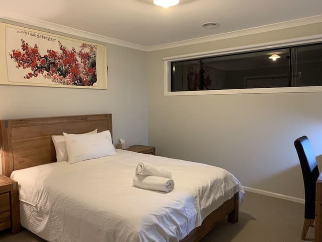 Standard Queen Room with shared bathroom 7