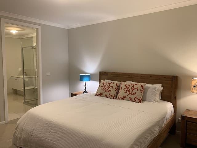 Standard King Room with shower 9