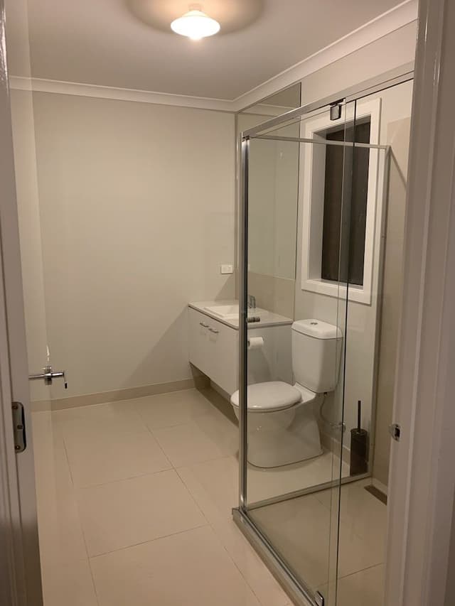 Standard King Room with shower 9