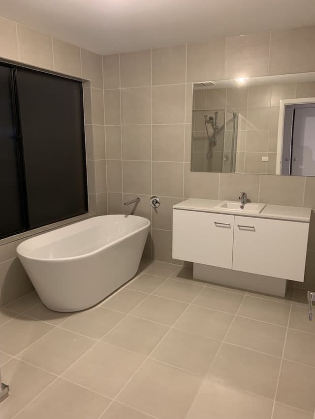 Standard Queen Room with shared bathroom 7