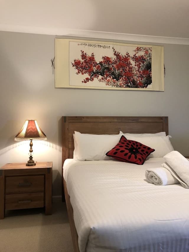 Standard Queen Room with shared bathroom 7
