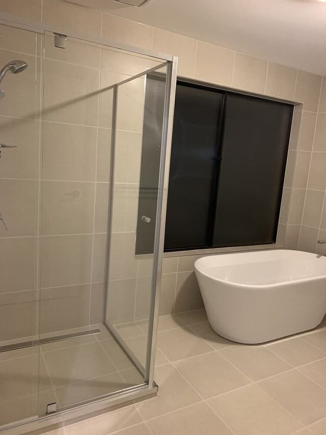 Standard Queen Room with shared bathroom 7