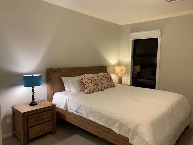 Standard King Room with shower 9