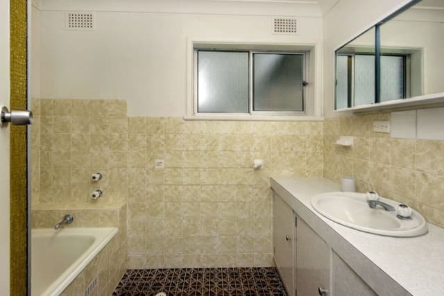 House, 5 Bedrooms, 2 Bathrooms
