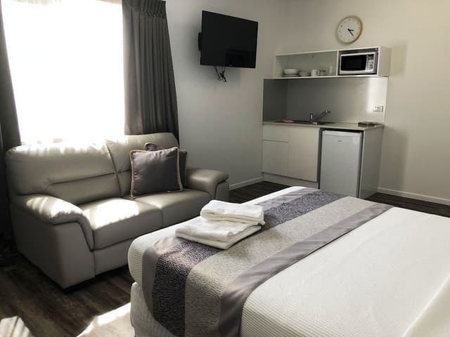 Deluxe Studio Suite, 1 Queen Bed