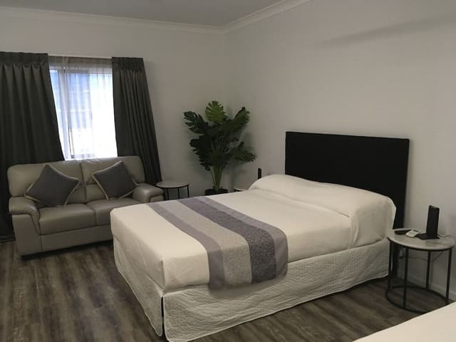 Deluxe Studio Suite, 1 Queen Bed