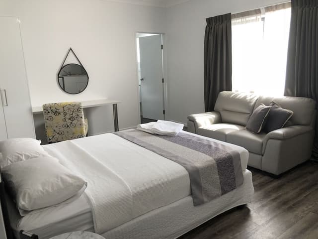 Deluxe Studio Suite, 1 Queen Bed
