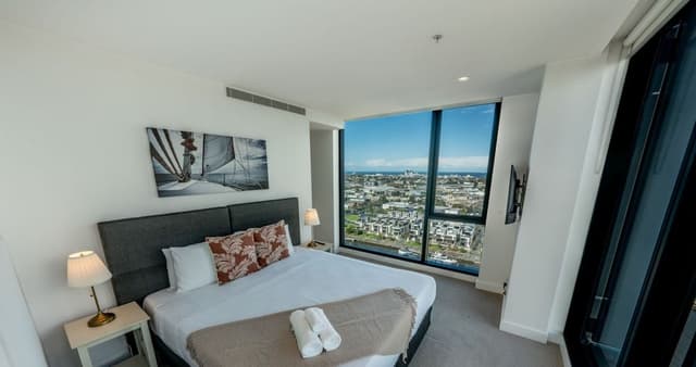 Two-Bedroom Two-Bathroom + Study Apartment with Harbour View