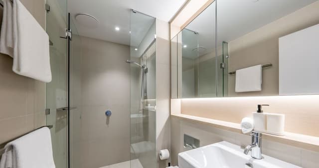 Two-Bedroom Two-Bathroom + Study Apartment with Harbour View