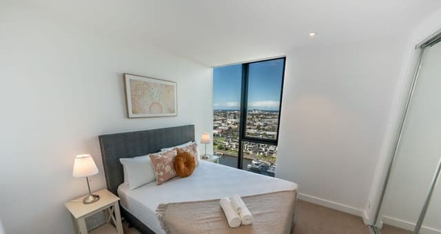 Two-Bedroom Two-Bathroom + Study Apartment with Harbour View