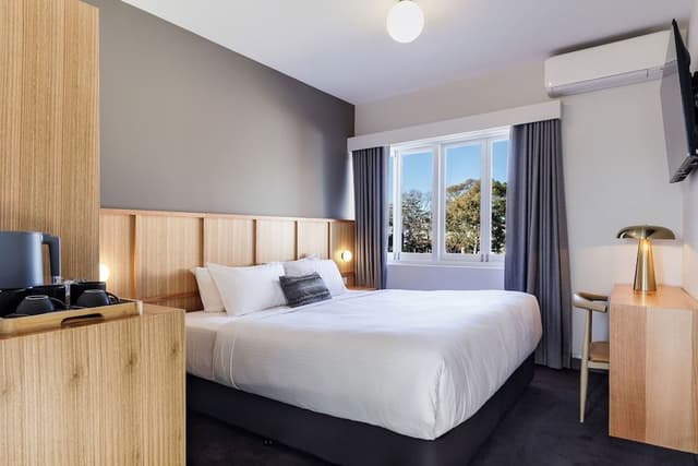 Deluxe Room, 1 King Bed, Non Smoking, Private Bathroom