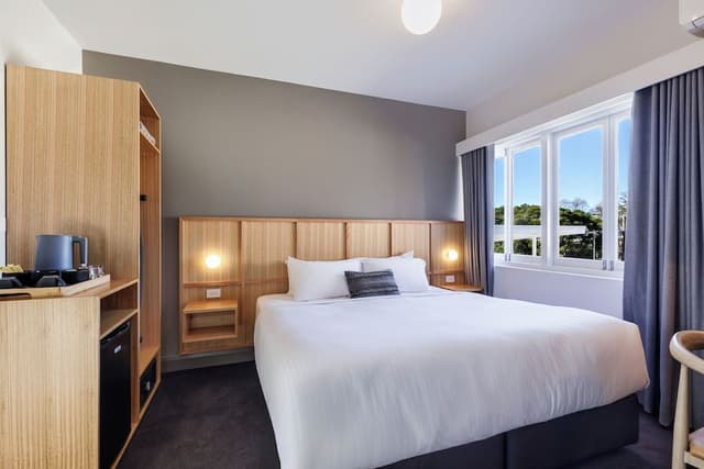 Deluxe Room, 1 King Bed, Non Smoking, Private Bathroom