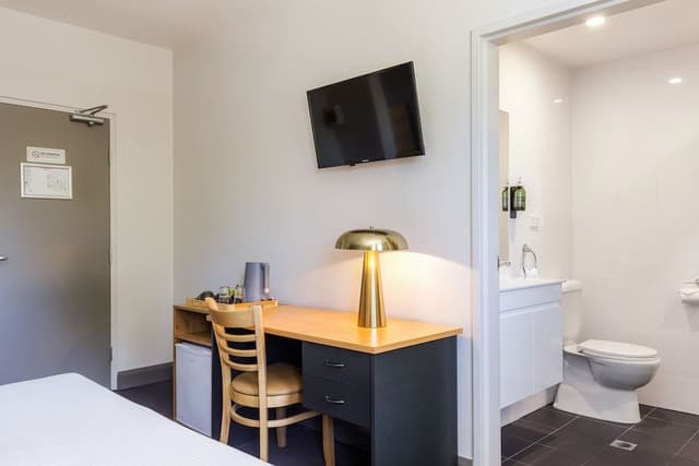 Deluxe Room, 1 Queen Bed, Non Smoking, Private Bathroom