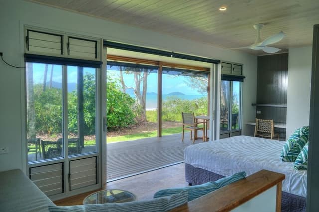 Deluxe Studio Suite, 1 King Bed, Beach View