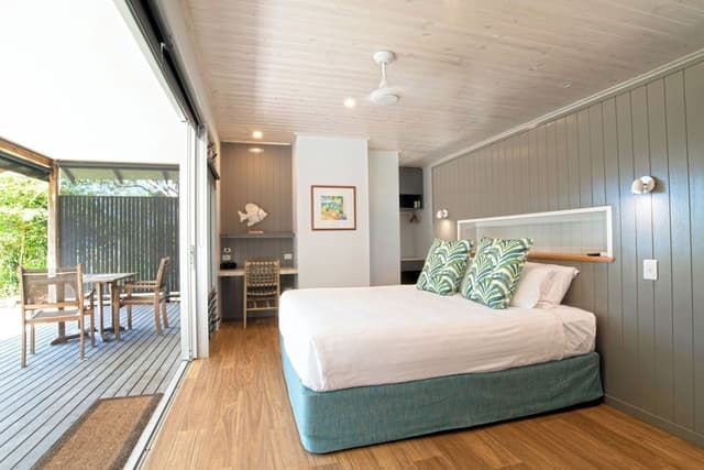 Deluxe Studio Suite, 1 King Bed, Beach View