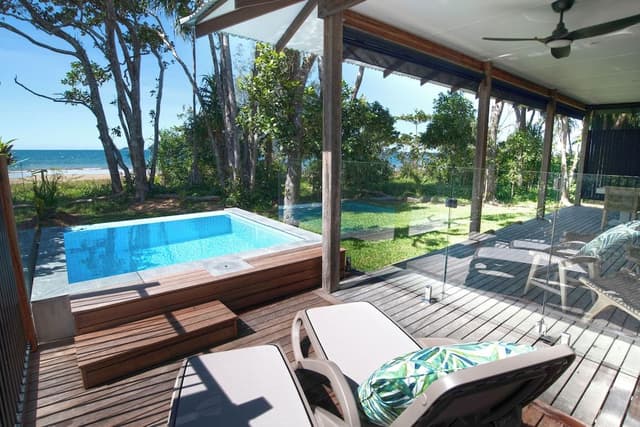 Deluxe Studio Suite, 1 King Bed, Beach View
