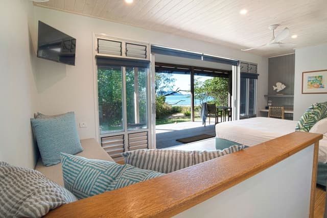 Deluxe Studio Suite, 1 King Bed, Beach View