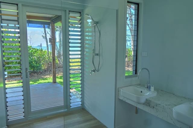Deluxe Studio Suite, 1 King Bed, Beach View