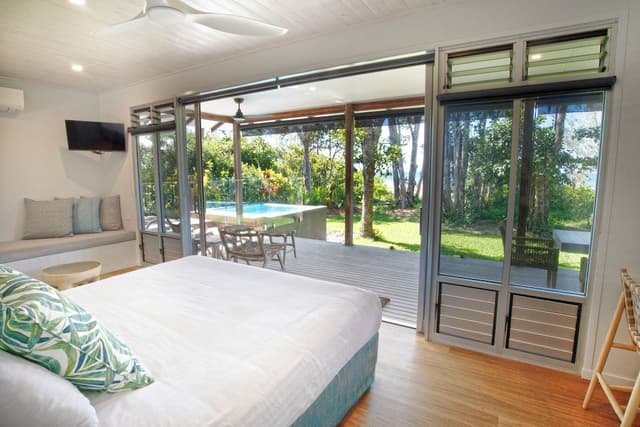 Deluxe Studio Suite, 1 King Bed, Beach View