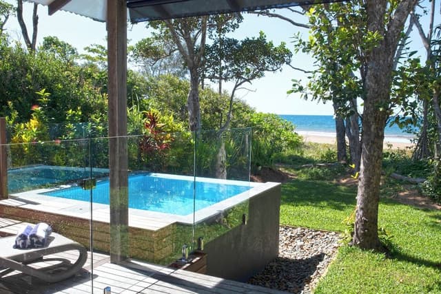 Deluxe Studio Suite, 1 King Bed, Beach View