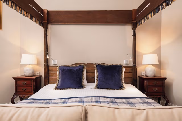 Room (Four Poster )
