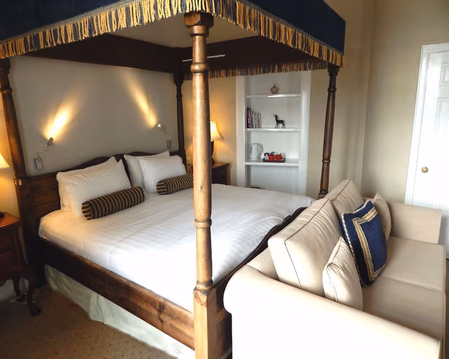 Room (Four Poster )