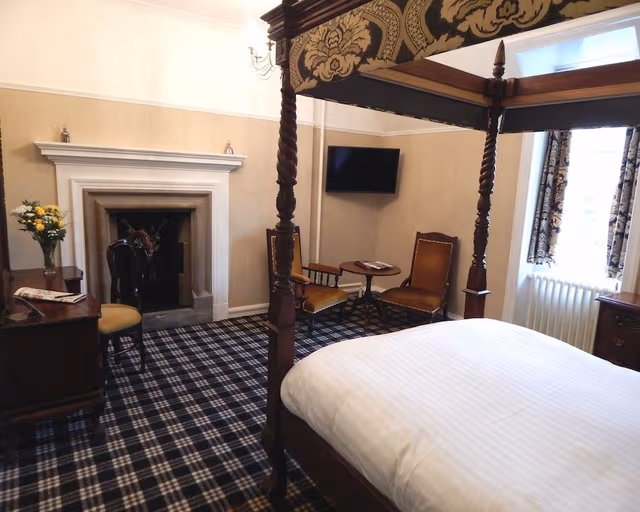 Room (Four Poster )