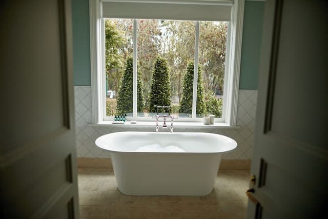Deluxe Room, 1 King Bed, Bathtub, Vineyard View