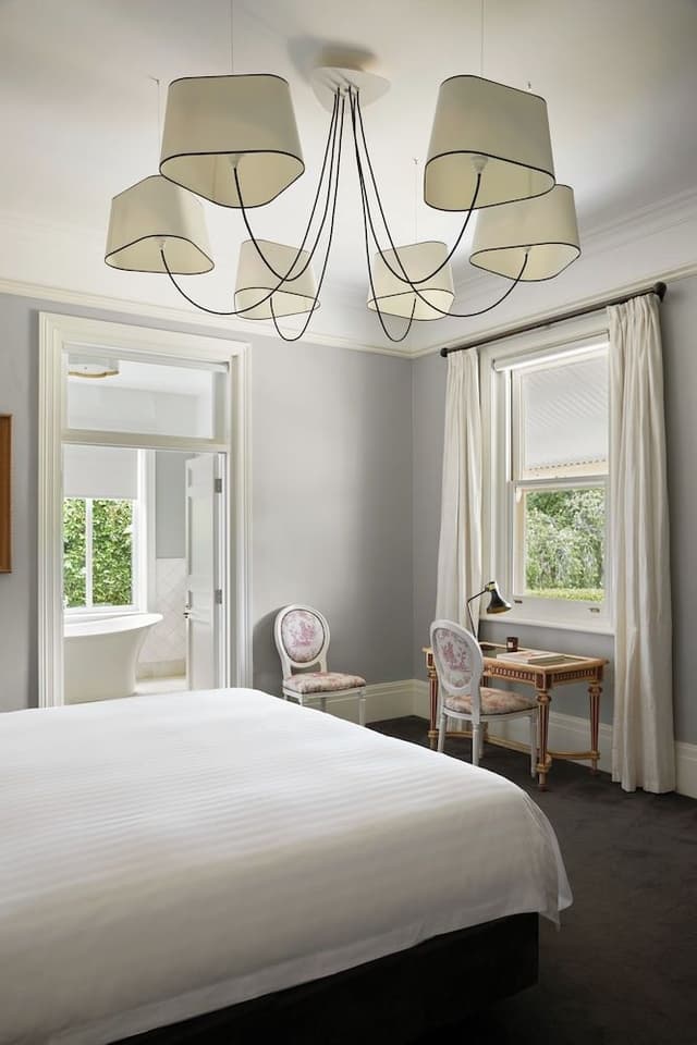 Deluxe Room, 1 King Bed, Bathtub, Vineyard View