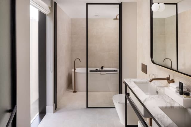 KING STUDIO SUITE WITH LOUNGE / CITY VIEW