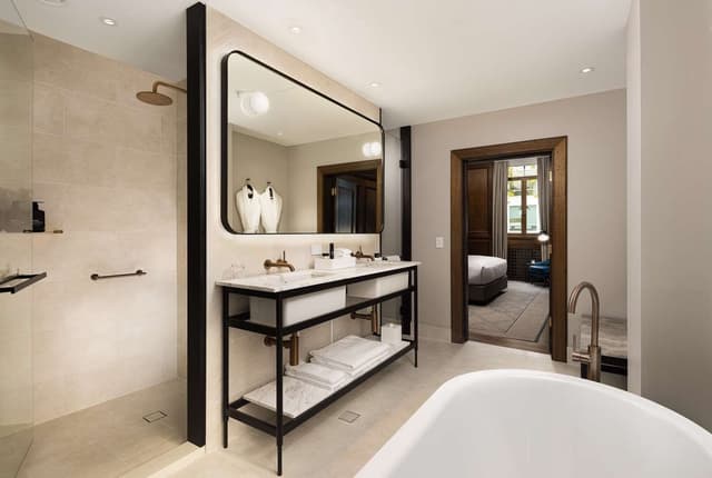 KING MASTER SUITE W/ LOUNGE/RESTORED HERITAGE