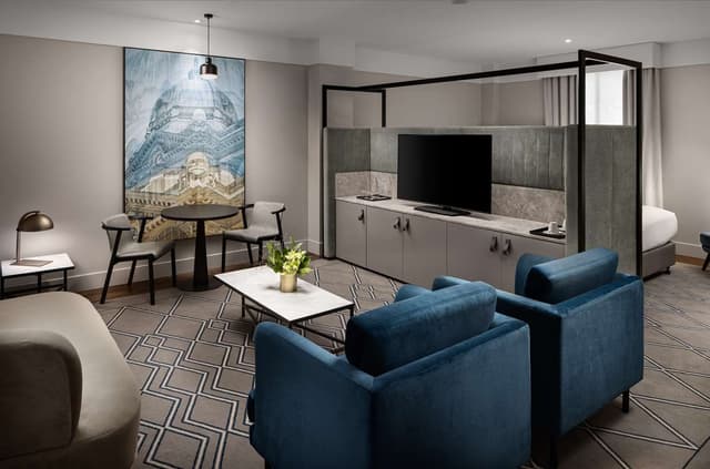 KING PREMIUM SUITE WITH LOUNGE ACCESS