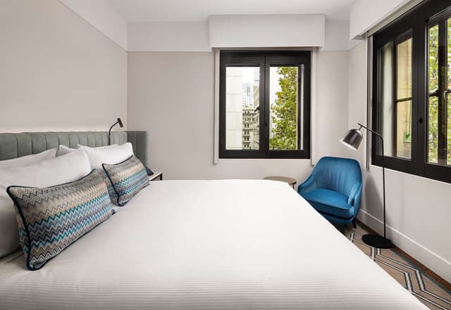 KING JUNIOR SUITE WITH LOUNGE / HERITAGE WING