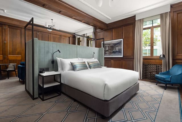 KING MASTER SUITE W/ LOUNGE/RESTORED HERITAGE