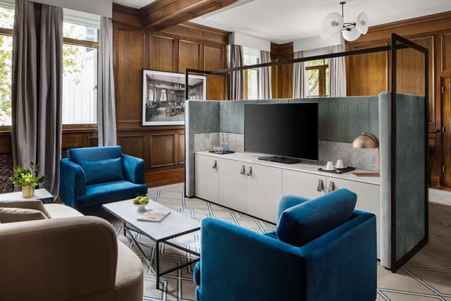KING MASTER SUITE W/ LOUNGE/RESTORED HERITAGE