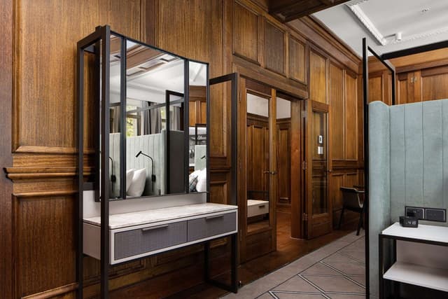 KING MASTER SUITE W/ LOUNGE/RESTORED HERITAGE