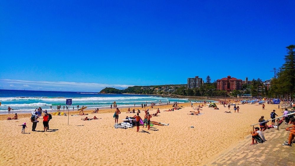 Chic Apartment with Sun Lounge Near Manly Beach1