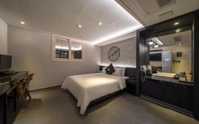 Deluxe Room Queen