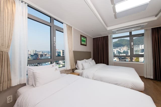 Deluxe Family Twin (City View)