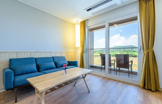 5. Suite M terrace
