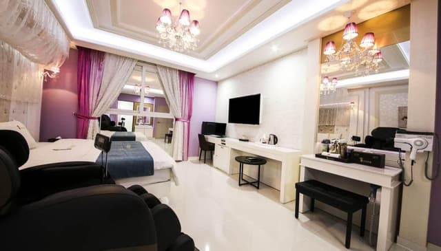 Deluxe Room (Breakfast available on Weekday only)