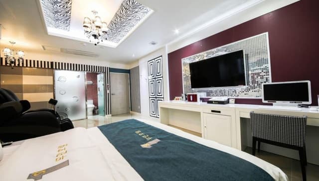 Suite (Breakfast available on Weekday only)