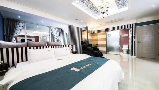 Suite (Breakfast available on Weekday only)