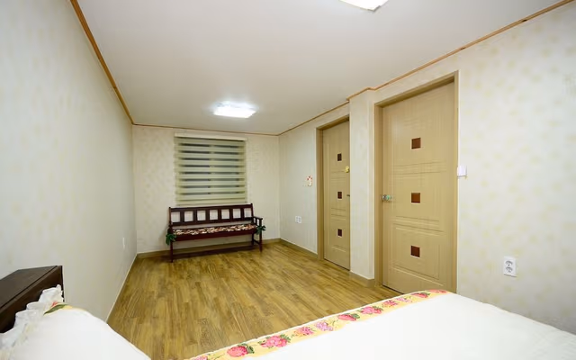 Sun 101 (5 Guests Rates, Extra Person Charge on spot - 1-13yr 10,000KRW, 14yr above 20,000KRW pp)