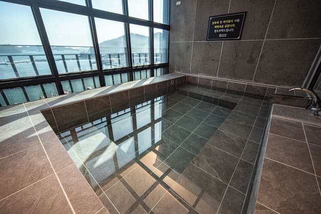 Royal Suite (Hot water - jacuzzi: extra charge)
