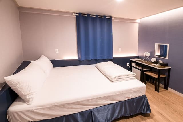 Standard Double Room (No Cable TV Service)