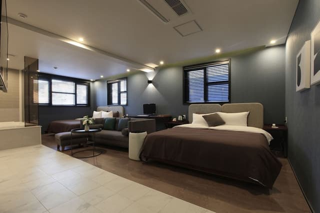 F. Suite - Fri/Sat Check-in Time: 8PM